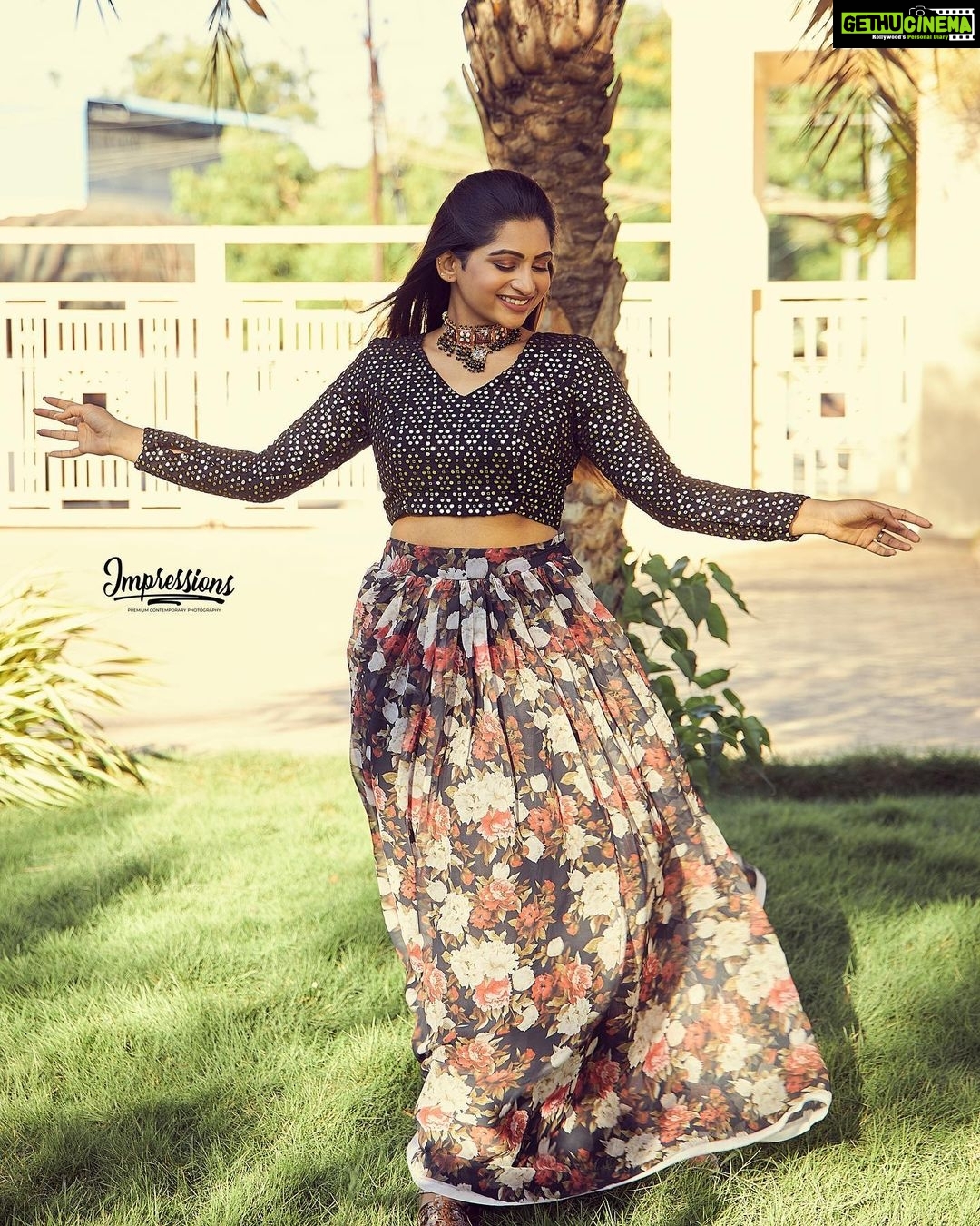 Nakshathra Nagesh Instagram - Dancing with the wind! ❤️ 📸 @impressions.wedding @dinesh_baburaj . . My outfit is by @mayon_by_subhathracouture thank you for turning my fabric into exactly what I want every time! And Raghav’s blazer is something I’ve always wanted to make for him and I found the perfect fabric at @fabloe.in and got it stitched this way 😁 Thank you for all your compliments ❤️