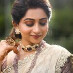 Nakshathra Nagesh Instagram – Makeup : @makeup_by_kez
Outfit : @nirali_design_house
Hair : @durga_hair_stylist
Photography : @dilipkumar_photography
Flowers : @chennaiweddingflorist
Jewellery : @rajatamaya