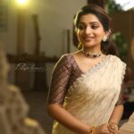 Nakshathra Nagesh Instagram - Loved working with this team ❤️ Makeup : @makeup_by_kez Outfit : @nirali_design_house Hair : @durga_hair_stylist Photography : @dilipkumar_photography Flowers : @chennaiweddingflorist Jewellery : @rajatamaya