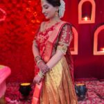 Nakshathra Nagesh Instagram - I wanted to wear a silk lehenga for one of my wedding events but couldn’t fit it in, here I am wearing it for a #reelwedding! Thank you @sajna_bridal_wear_designer for such a pretty outfit @house_ofjhumkas in love with this methi chutti that gives the perfect bridal touch to this look as we were asked to keep the jewellery minimal :)