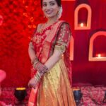 Nakshathra Nagesh Instagram – I wanted to wear a silk lehenga for one of my wedding events but couldn’t fit it in, here I am wearing it for a #reelwedding! Thank you @sajna_bridal_wear_designer for such a pretty outfit 

@house_ofjhumkas in love with this methi chutti that gives the perfect bridal touch to this look as we were asked to keep the jewellery minimal :)