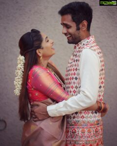 Nakshathra Nagesh Instagram - Happy Thala Pongal to us ❤️ sharing pictures from our super fun Nalangu that my darling sister Sneha organised for us before she left to the U.S. 
I think I called @vino_francis_roy the previous night and asked if he could come take a few photos for us, and being the darling that he is he came so enthusiastically and clicked all pictures in 10-15 minutes and gave us memories to cherish for a lifetime! Thank you 🤗 #grateful
.
.
.
Also; this saree was sent to me all the way from Malaysia with looooads of love from @pattushastra , although I missed them so much at my wedding, I am glad they were a part of my wedding trousseau ❤️ and so grateful to @ekantastudio for designing this blouse. Ruby and I created so many beautiful looks during my “Sun Singer” days and days I am so happy that she was a part of my wedding too!