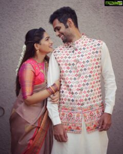Nakshathra Nagesh Instagram - Happy Thala Pongal to us ❤️ sharing pictures from our super fun Nalangu that my darling sister Sneha organised for us before she left to the U.S. 
I think I called @vino_francis_roy the previous night and asked if he could come take a few photos for us, and being the darling that he is he came so enthusiastically and clicked all pictures in 10-15 minutes and gave us memories to cherish for a lifetime! Thank you 🤗 #grateful
.
.
.
Also; this saree was sent to me all the way from Malaysia with looooads of love from @pattushastra , although I missed them so much at my wedding, I am glad they were a part of my wedding trousseau ❤️ and so grateful to @ekantastudio for designing this blouse. Ruby and I created so many beautiful looks during my “Sun Singer” days and days I am so happy that she was a part of my wedding too!