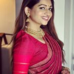 Nakshathra Nagesh Instagram – Love your collections @house_ofjhumkas! Beautiful Lakshmi set. 
So many of you asked about this saree, it’s my mother-in-law’s 😁
📸 by 🎵