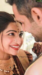 Nakshathra Nagesh Instagram - Nakshathra weds Raghav 🧿 
Thank you @shadowsphotographyy @ajay_shadowsphotography for something so precious! 
And a huuuuge thanks to my #starbridesquad 
Blouse @sameenasofficial I had no second thoughts about this one ❤️ 
Hair my one and only @mani_stylist_ 
Saree drape @profile_makeover 
Groom makeover @chella_hair_makeup 
Glam squad @sonaldjain25996 @yesu_thebunny 
and the most wonderful decor by my @eventjunctionchennai family ✨
