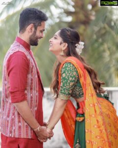 Nakshathra Nagesh Instagram - Happppiest New Year to you all ❤️ thank you for being a part of our amazing 2021 and wishing us all a fantastic 2022 🥳🤗
Photography @haran_official_