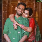Nakshathra Nagesh Instagram - Let the virundhu begin 😋 The saree I am wearing here is super special because it’s the same saree my mother-in-law wore for her seemandham when she was pregnant with Raghav ❤️ it was so sweet of her to save it all these years and give it to me. #grateful #justmarried 📸 by my haraneyyy @haran_official_ Mehendi @aravinth_mehendi_makeup