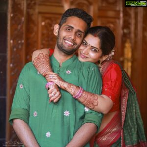 Nakshathra Nagesh Instagram - Let the virundhu begin 😋 

The saree I am wearing here is super special because it’s the same saree my mother-in-law wore for her seemandham when she was pregnant with Raghav ❤️ it was so sweet of her to save it all these years and give it to me.  #grateful #justmarried 

📸 by my haraneyyy @haran_official_ 
Mehendi @aravinth_mehendi_makeup