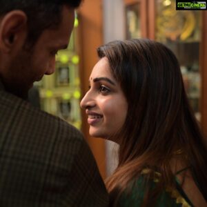 Nakshathra Nagesh Instagram - #happiest 🧿❤️ Raghav impressed me beting words with this one. The best way to walk into this beautiful journey. #myfamily 
All moments captured will be treasured for a lifetime! Thanks da @haran_official_ 
Saree @anika._.boutique