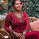 Nakshathra Nagesh Instagram – #StarBrideSquad 
Hair @mani_stylist_ 
Photography @haran_official_ 
Video @shotsofgiri 
Glam squad @profile_makeover @yesu_thebunny 
Groom makeover @chella_hair_makeup 
Decor @eventjunctionchennai ❤️ 
Outfit @ridh.thefabricstudio @nirali_design_house