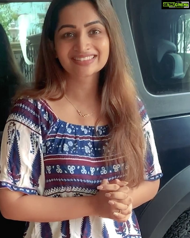Nakshathra Nagesh Instagram - Hello Makkale, Oru Super duper news.... Tomorrow, 3rd Nov 5PM to 8 PM, offerku mela offer, discount'ku mela discount for all electronics & Home appliances only for 3 hours, at Namma Viveks. So, set a reminder and be at your nearest viveks sharply at 5 PM tomorrow. Intha diwali shopping namma viveksla pannunga, Happy'a diwali kondadunga! Follow @viveks.india for offers & updates.