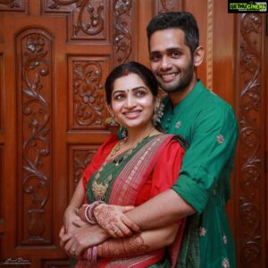 Nakshathra Nagesh Instagram - Let the virundhu begin 😋 

The saree I am wearing here is super special because it’s the same saree my mother-in-law wore for her seemandham when she was pregnant with Raghav ❤️ it was so sweet of her to save it all these years and give it to me.  #grateful #justmarried 

📸 by my haraneyyy @haran_official_ 
Mehendi @aravinth_mehendi_makeup