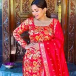 Nakshathra Nagesh Instagram - This Beautiful Banarasi Suit is from @dress_pose They have a lot of collections and diwali sale is coming soon! so quickly grab them!