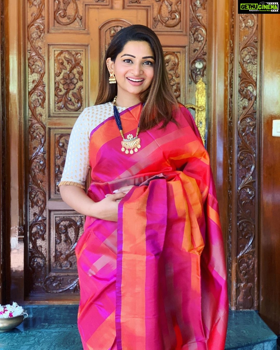 Nakshathra Nagesh Instagram - Kundan handcrafted collections of Varunamdesignstudio is directly from Jaipur.The designs can be customised as per customer request .Varunam pochampalli Sarees’s are hand oven with exclusive designs and hand block prints can be done on any kind of Sarees on order basis.@varunamdesignstudio