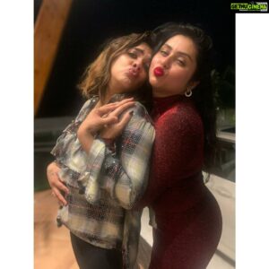 Namitha Instagram - When I kidnapped my Favorite People and Celebrated the End of a Decade !!! Epic! 💖🥂🌟

Thank you my Darlings,
@veera.official 
@infinit_d 
@venkatrevathy 
@franklinmano_m 
@dr.rajeswari_mallireddy