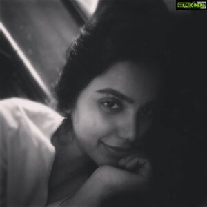Natasha Suri Instagram - Morning!!!!❤️
Ps: This hand that you see on my cheek is my own hand. I know it looks like a man's hand. But what to do, my limbs are indeed non dainty..😒😑🤪🥴