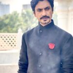 Nawazuddin Siddiqui Instagram - फूलों में फूल फूल है गुलाब NEW YORK तो चले गए बन ना पाए नवाब कोशिश जारी रहेगी… आदाब 😊