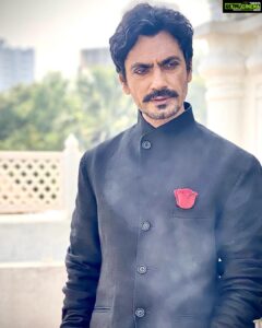 Nawazuddin Siddiqui Instagram - फूलों में फूल 
फूल है गुलाब 
NEW YORK तो चले गए 
बन ना पाए नवाब 
कोशिश जारी रहेगी… आदाब 😊