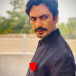 Nawazuddin Siddiqui Instagram - फूलों में फूल फूल है गुलाब NEW YORK तो चले गए बन ना पाए नवाब कोशिश जारी रहेगी… आदाब 😊