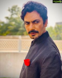 Nawazuddin Siddiqui Instagram - फूलों में फूल 
फूल है गुलाब 
NEW YORK तो चले गए 
बन ना पाए नवाब 
कोशिश जारी रहेगी… आदाब 😊
