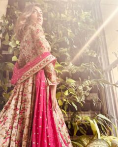 Nazriya Nazim Instagram - 🌸💐🌹🌻 📸:my in house photographer 🤪 @naveen_nazim @rehanabasheerofficial Always a fav ❤️ #weddingscenes✨