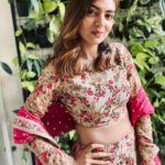 Nazriya Nazim Instagram – 🌸💐🌹🌻

📸:my in house photographer 🤪 @naveen_nazim 
 

@rehanabasheerofficial 
Always a fav ❤️

#weddingscenes✨