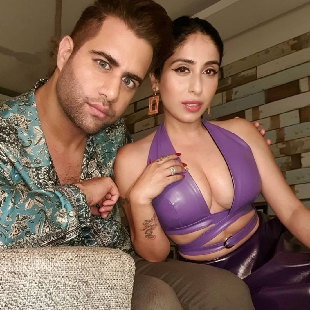 Neha Bhasin Instagram - How you doing?? 🤣 🤣 🤣 @rajivadatia #rajivadatia #nehabhasin #biggboss15 @colorstv @voot