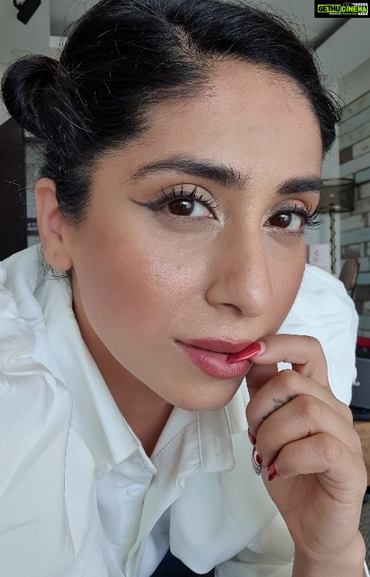 Neha Bhasin Instagram - My own recording is delayed so I decided to jam on a beautiful song by Lady gaga from the film A star is born. It's not perfect but then what is. Enjoy ❤️ Always remember us this way : Lady gaga #NehaBhasin #unplugged #starisborn