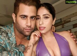 Neha Bhasin Instagram - How you doing?? 🤣 🤣 🤣 @rajivadatia #rajivadatia #nehabhasin #biggboss15 @colorstv @voot