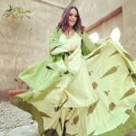 Neha Dhupia Instagram - Nache munde da 💃…. Nache kudi di … 💃 It was the most fun #mehendi … moments before we coloured our palms and danced the night away to the dhol.. yes there was a shoe change half way thru 😜… #ootd @punitbalanaofficial @karishma.joolry … styled by @aasthasharma @iammanisha @wardrobist #mereyaarkishaadi … @katrinakaif @vickykaushal09 we love you with all our heart ❤️…