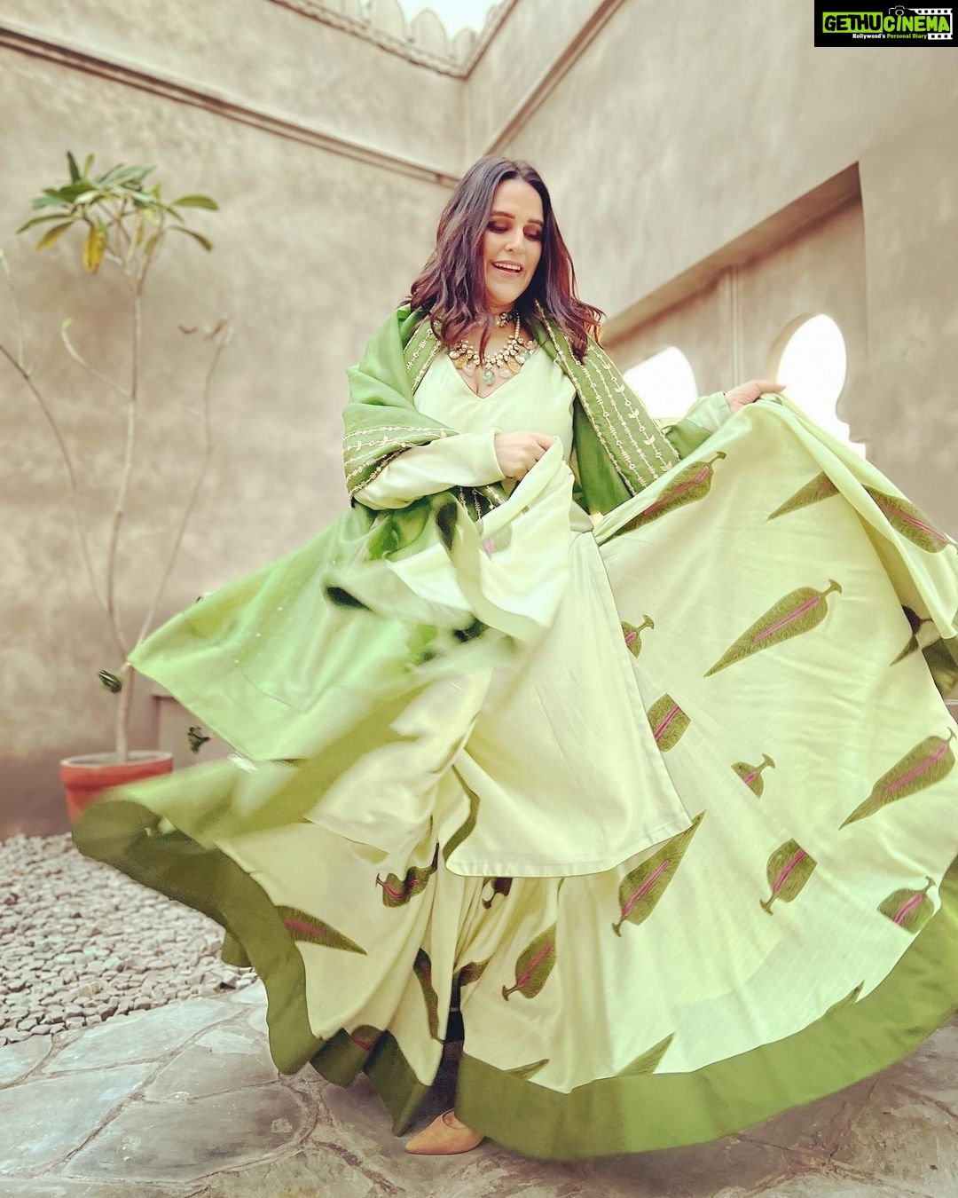 Neha Dhupia Instagram - Nache munde da 💃…. Nache kudi di … 💃 It was the most fun #mehendi … moments before we coloured our palms and danced the night away to the dhol.. yes there was a shoe change half way thru 😜… #ootd @punitbalanaofficial @karishma.joolry … styled by @aasthasharma @iammanisha @wardrobist #mereyaarkishaadi … @katrinakaif @vickykaushal09 we love you with all our heart ❤️…