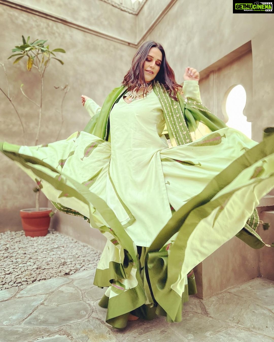 Neha Dhupia Instagram - Nache munde da 💃…. Nache kudi di … 💃 It was the most fun #mehendi … moments before we coloured our palms and danced the night away to the dhol.. yes there was a shoe change half way thru 😜… #ootd @punitbalanaofficial @karishma.joolry … styled by @aasthasharma @iammanisha @wardrobist #mereyaarkishaadi … @katrinakaif @vickykaushal09 we love you with all our heart ❤️…
