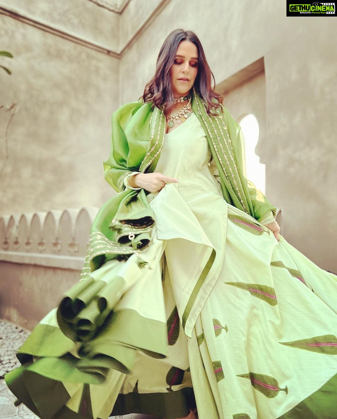 Neha Dhupia Instagram - Nache munde da 💃…. Nache kudi di … 💃 It was the most fun #mehendi … moments before we coloured our palms and danced the night away to the dhol.. yes there was a shoe change half way thru 😜… #ootd @punitbalanaofficial @karishma.joolry … styled by @aasthasharma @iammanisha @wardrobist #mereyaarkishaadi … @katrinakaif @vickykaushal09 we love you with all our heart ❤️…
