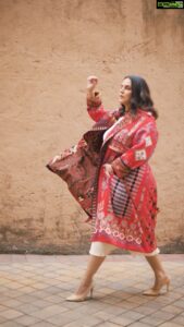 Neha Dhupia Instagram - One step at a time … 🦺 @rajdeep.ranawat.official @uniqloin @jimmychoo @aasthasharma #reels #reelsforinstagram #feelitreelit #nehadhupia #freedomtofeed @anjaliverma_makeup 📸 @ikshitpatel