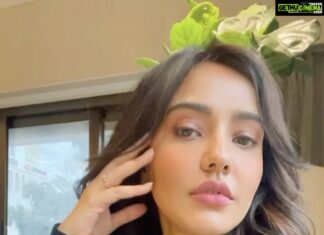 Neha Sharma Instagram - ☕️🖤 #reels #reelsinstagram #reelitfeelit #reel