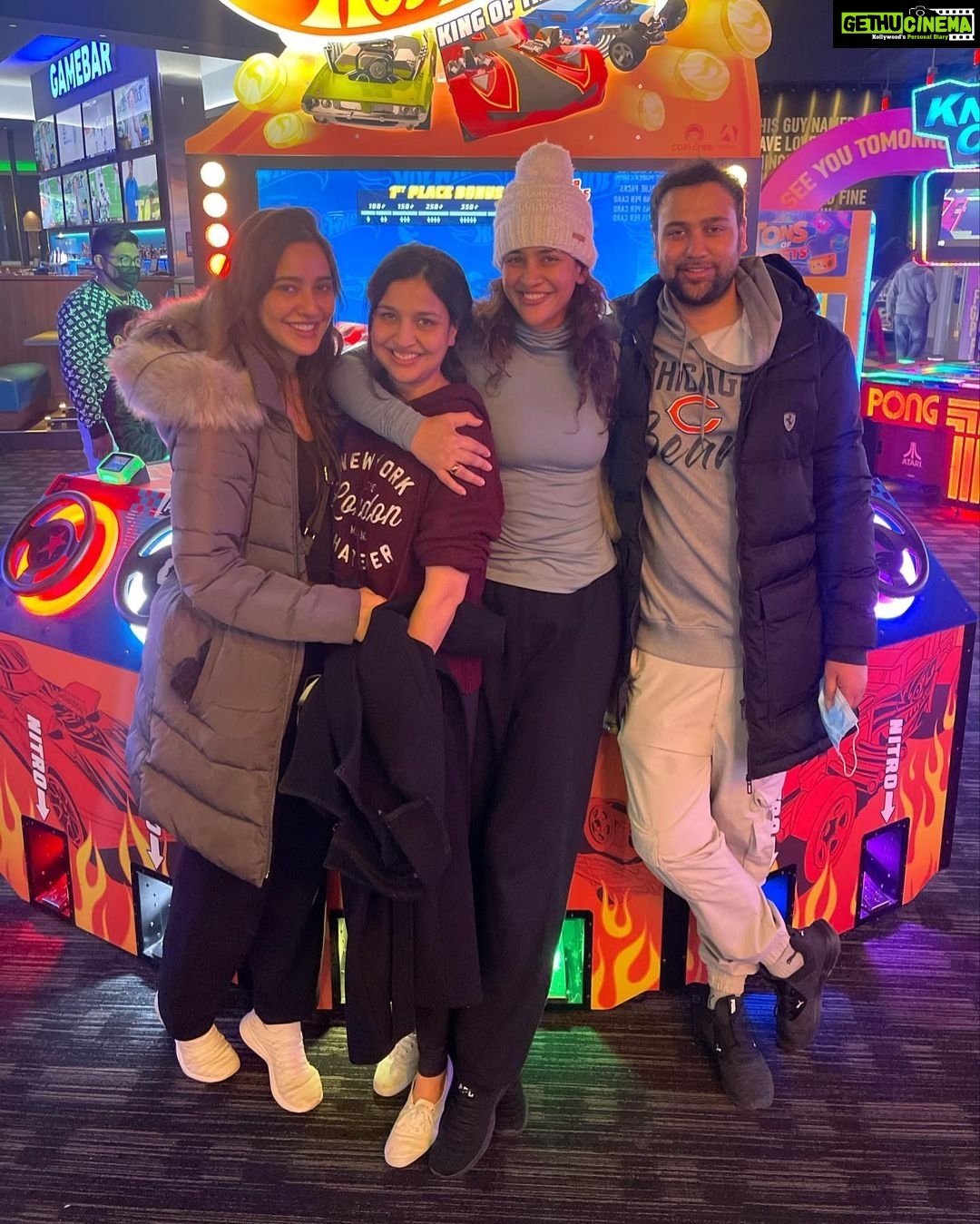 Neha Sharma Instagram - Game night with fam.💕 #gamenight #famjam Chicago, Illinois