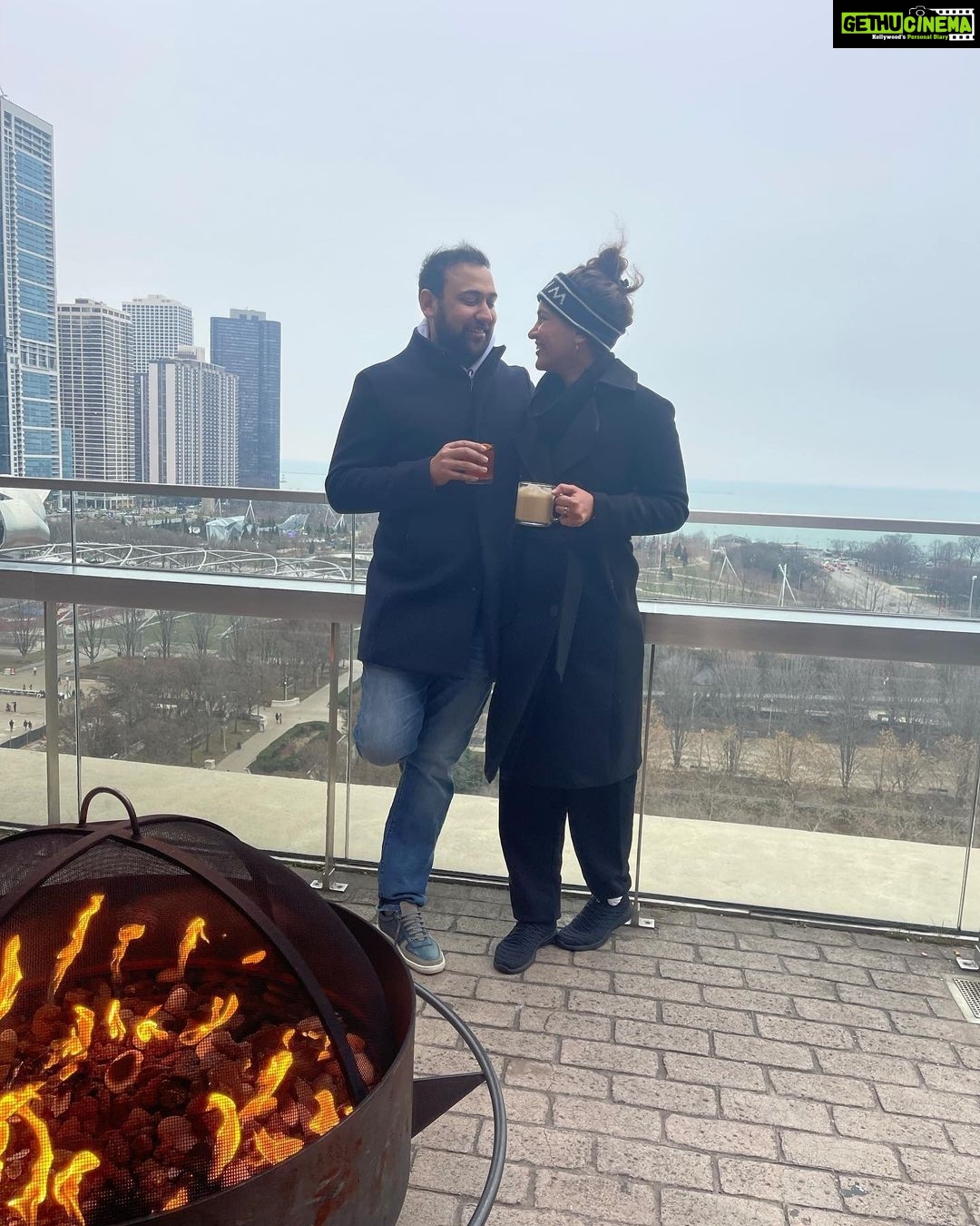 Neha Sharma Instagram - Warm hearts cold hands..#windinthehairdontcare โ๏ธ๐ต๐๐จโ๐จโ๐งโ๐ง #familytime #windycity #chicago #matcha #coffee #downtownchicago Chicago Downtown