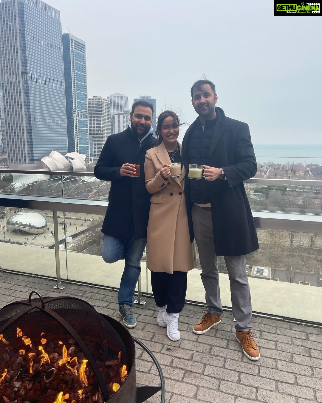 Neha Sharma Instagram - Warm hearts cold hands..#windinthehairdontcare โ๏ธ๐ต๐๐จโ๐จโ๐งโ๐ง #familytime #windycity #chicago #matcha #coffee #downtownchicago Chicago Downtown