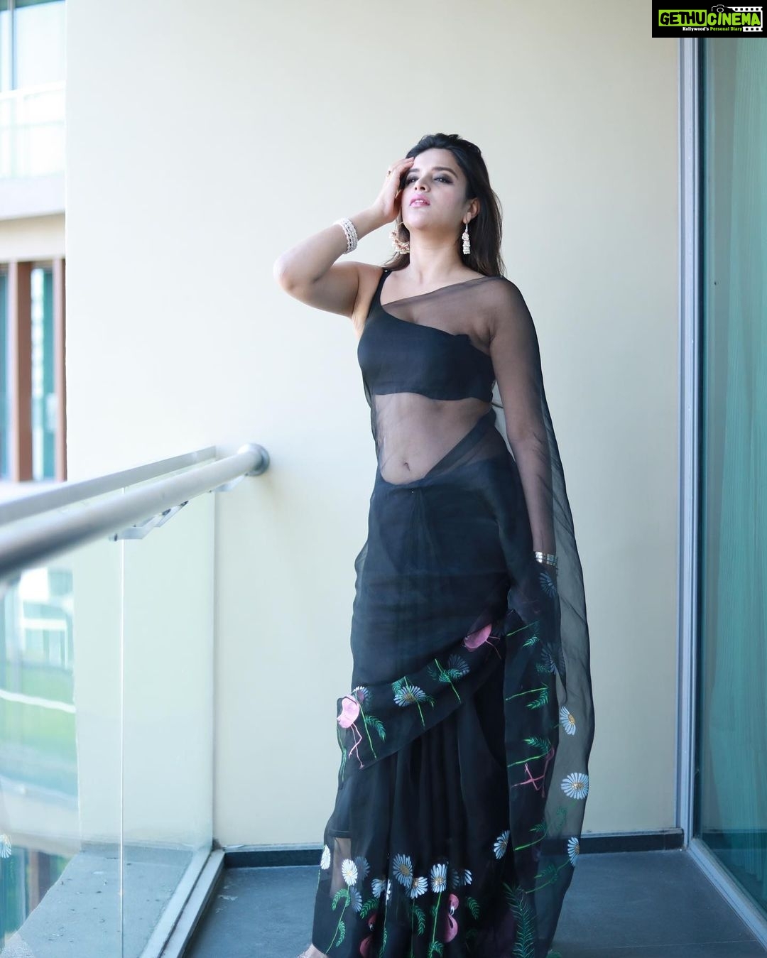 Nidhhi Agerwal - 737.6K Likes - π€π§Ώ
Styled by @officialanahita
Outfit: @shopmodernaari @publiquedom
Earrings: @rubansaccessories
Pic: @thescienceofphoto
Makeup: @madhu_derangula