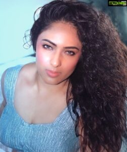 Nikesha Patel Instagram - #nikeshapatel #indianwear #indian #indianwedding #indiancinema #indianfashion #photoshootindian #indianphotography #celebrity #bollywood #skincare #skincareroutine #skincaretips #blouse #curlyhair #curlyhairstyles