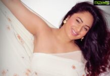 Nikesha Patel Instagram - #saree #sari #sareelove #sareelovers #fashion #indianfashion #indianactress #nikeshapatel #nikishapatel #southindianactor #Bollywood #bollywoodmemes #ukcasting #london #casting