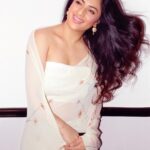 Nikesha Patel Instagram - Any resemblance? Trying the sari look ! #sari #saree #oldfashion #fashion #indianwear #ethnicwear #indianactress #nikeshapatel #nikishapatel #bollywood #southindianactor #southindiansaree