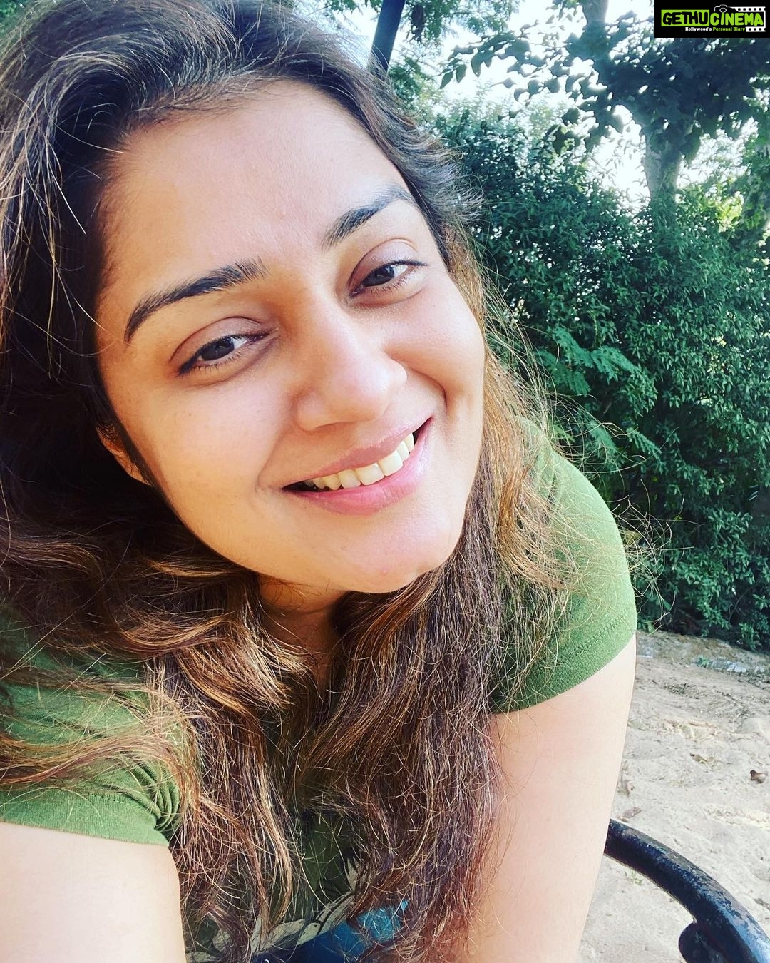 Nikita Thukral Instagram - Good morning happy Sunday morning walks are so much fun. 💕#messyhair #morningglow