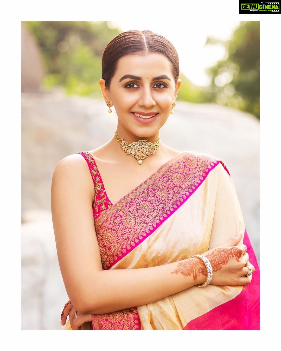 Nikki Galrani Instagram - 🌸 Outfit by @anjushankarofficial Bangles by @chennaidiamonds Styled by @prathishta Shot by @chinthuu_klicks