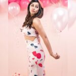 Nikki Galrani Instagram - When Life gives you #Mondays , Blow up a Balloon , add some Glitter, get Goofy & Shine all day 🤓💖✨ #MondayPinks @prachuprashanth x @vurvesalon @danam_mua