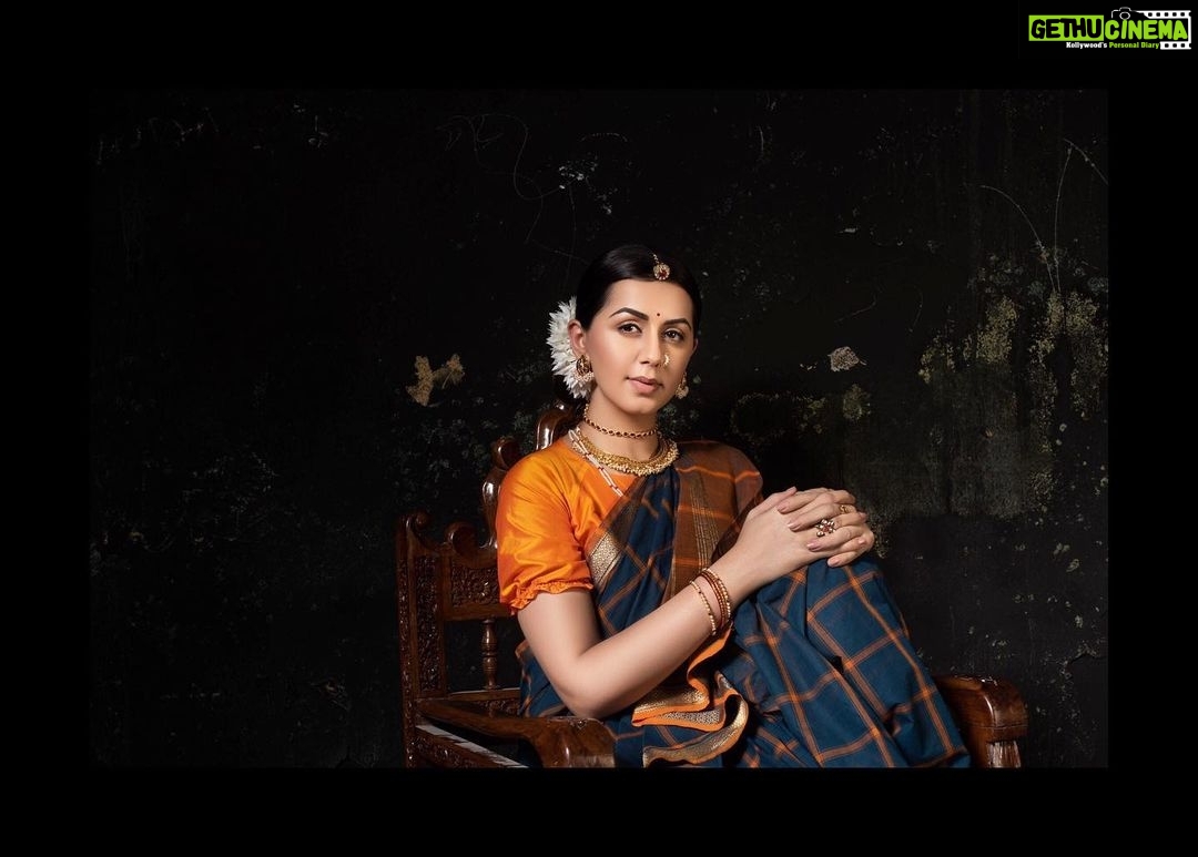 Nikki Galrani Instagram - One of my recent shoots recreating the magic of #RaviVarma‘s #Painting with this super sweet & young team😄 Production basement studios Creative, concept & DOP @palaniappansubramanyam Styled by @geethy_anand Art director @leenard_praveen Assist Retoucher @eternal_kraft @kaushiksharmaphotography Make up by @artistrybyolivia Hair by @vurvesalon Draping by @shanajayakumarmakeoverartistry Jewellery by @ishhaara & Sankuthala Jewellers