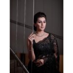 Nikki Galrani Instagram - For the Mazhavil Manorama awards last night 🖤 Outfit by @anjushankarofficial Jewellery by @chennaidiamonds Make up & hair by @sreshtamakeup Shot by @anandudasphotography Re touched by @kiransaphotography ✨
