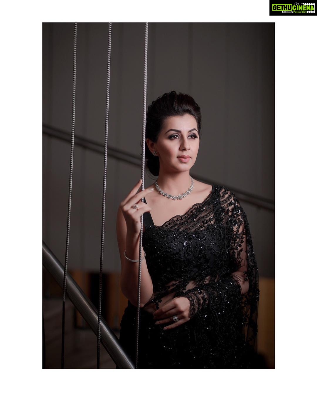 Nikki Galrani Instagram - For the Mazhavil Manorama awards last night π€ Outfit by @anjushankarofficial Jewellery by @chennaidiamonds Make up & hair by @sreshtamakeup Shot by @anandudasphotography Re touched by @kiransaphotography β¨