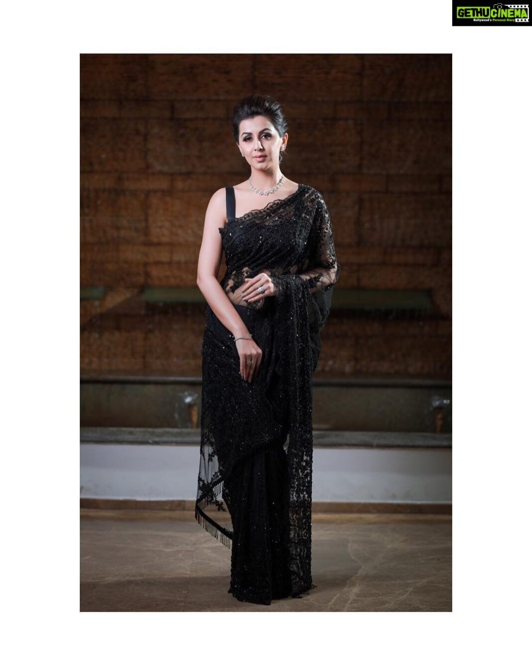 Nikki Galrani Instagram - For the Mazhavil Manorama awards last night 🖤 Outfit by @anjushankarofficial Jewellery by @chennaidiamonds Make up & hair by @sreshtamakeup Shot by @anandudasphotography Re touched by @kiransaphotography ✨