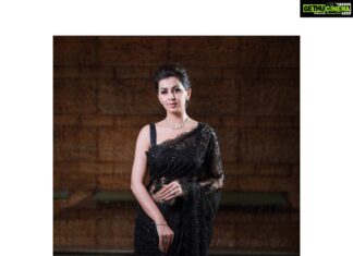 Nikki Galrani Instagram - For the Mazhavil Manorama awards last night 🖤 Outfit by @anjushankarofficial Jewellery by @chennaidiamonds Make up & hair by @sreshtamakeup Shot by @anandudasphotography Re touched by @kiransaphotography ✨